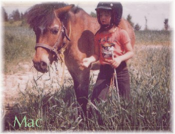 Jag och Mac på ridläger. Här skulle vi rida ner hästarna till betet i bara grimma och grimskaft. Tror nog Mac var mer intresserad av allt gräs istället för att följa med dom andra hästarna.
